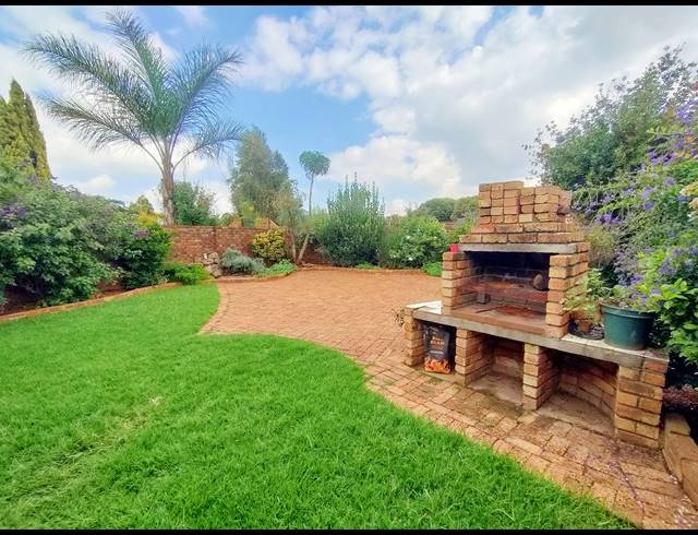 3 BEDROOM TOWNHOUSE FOR SALE IN BRACKENHURST